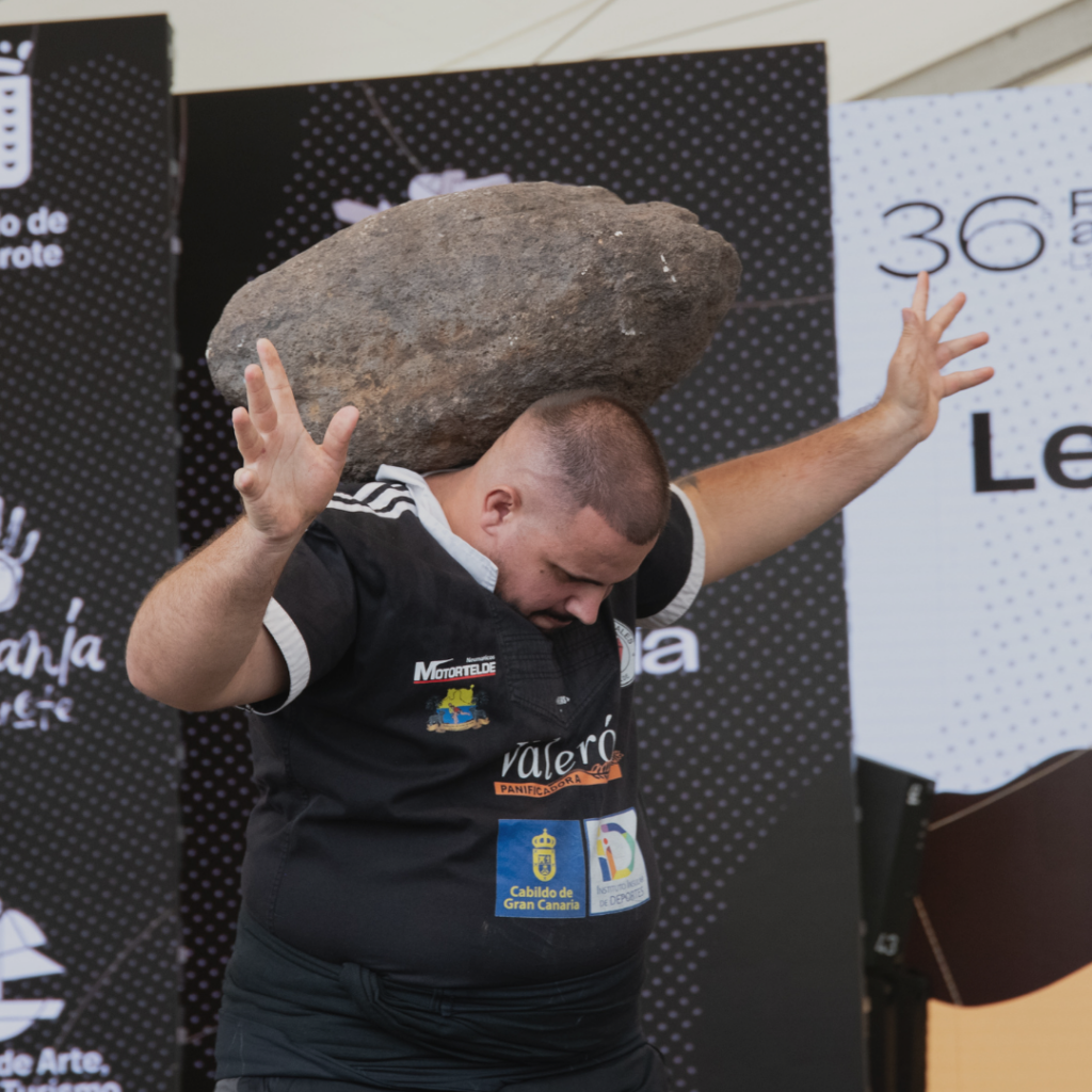 Levantamiento y pulseo de piedra tradicional de Canarias